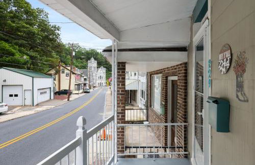 Spacious Broadway Home Downtown Western Modern Charm with parking - Photo 48