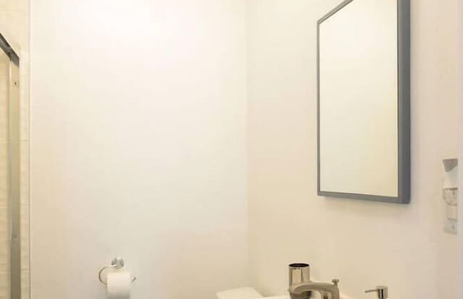 Spacious House on Melrose w Private Backyard Gym - Photo 17