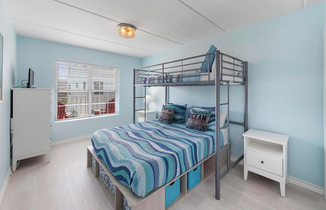 Modern Retreat, Block to Beach w Pool & Balcony - Foto 2