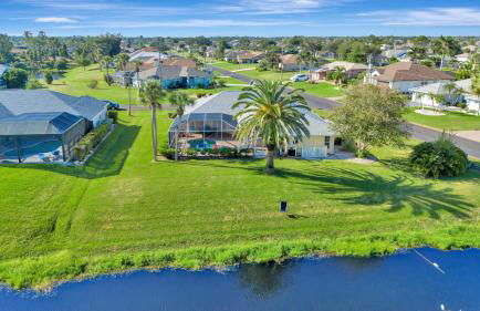 Spacious Canal-View Home with Pool and Game Room - Foto 1