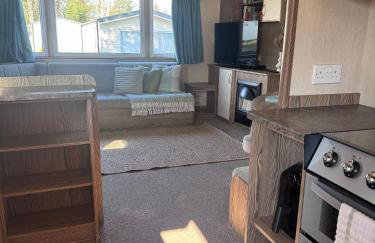 Cozy Caravan at Tower Lawn, Haggerston Castle Perfect Family Getaway - Foto 8