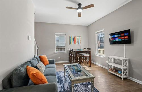 2BR Home with Fenced Backyard, Minutes to Uptown - Foto 13