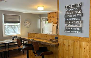 Beautiful Bungalow and Bunk House, Close to Lake - Foto 4