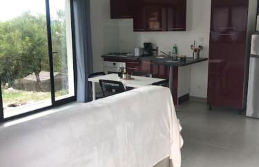 Charment logement avec parking et jardin privatif - Foto 3