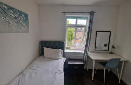 BrumStay - 4 Bedrooms TownHouse sleeps 6 with Driveway Parking and Garden - Foto 17