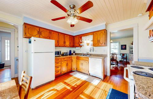 Yard, Porch and Fire Pit! Century-Old Hebron Escape - Foto 11