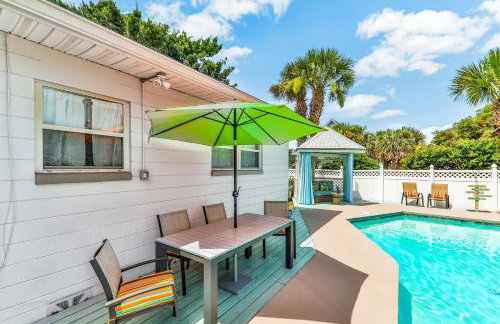 Beach house & backyard oasis with private pool - short walk to beach - Foto 26