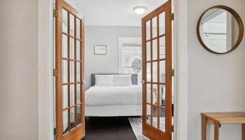 Blue & Gold Retreat sleeps 14 Minutes from ND - Photo 3