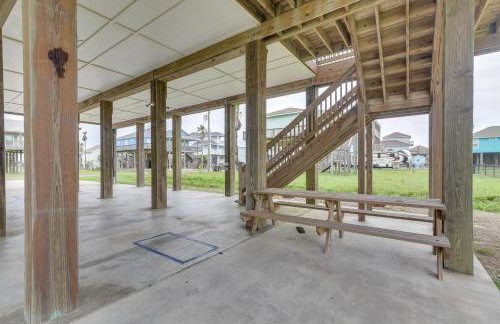 Luxe Crystal Beach Retreat with Views! Walk to Shore - Foto 27