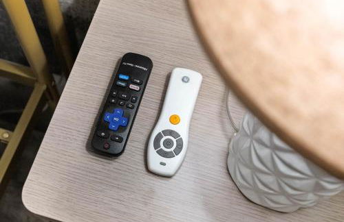 Entire Private Home with 4 Bedrooms 2 Bathrooms, 6 Beds, Hot Tub, King Bed, 6 Parking, Big Yard, Available Now - Foto 56