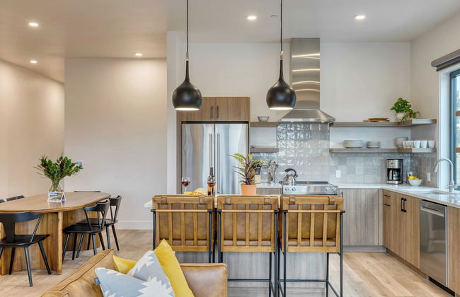 Sleeps 40! 8 Modern Units/20 Bdrs w/ Deck+hot Tub, 10mins to Downtown & Old Bend - Photo 15