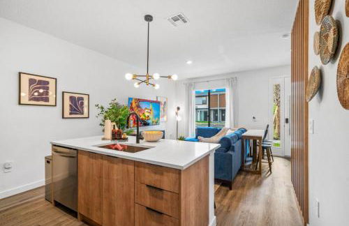 Colorful vibrant Oasis Sleeps 10, 10min to Disney - Photo 9