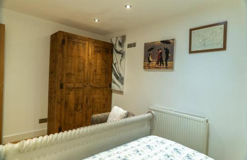 Pine cottage with private hot tub - Photo 5