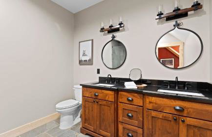 Black Bear Lodge by Avantstay Lakefront, Dock, Pool, Theater Sleeps 20+ - Foto 62