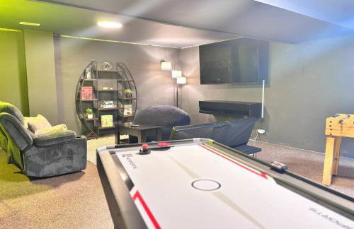 Kings, 75" TV & Backyard Fun - NearWesley - Foto 30