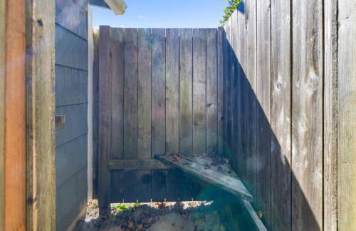 Historic Oceanside Cabin with Peek-a-boo views dog friendly - Foto 15