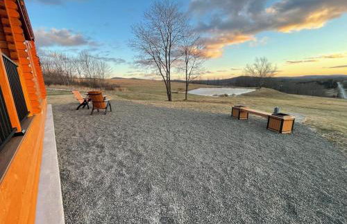 Private Luxury Log Cabin in the Endless Mountains, Firepit, Farm Charm - Foto 11