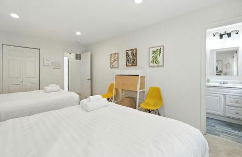 Group Stay Near DC 2BR w Yard on Arlington Blvd - Photo 16