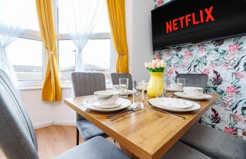 Stylish 3 Bedroom Sea View Apartment -Free Parking- Sleeps 9 - Photo 5