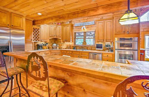 Lake Hartwell Lodge with Dock, Theater and Hot Tub! - Foto 8