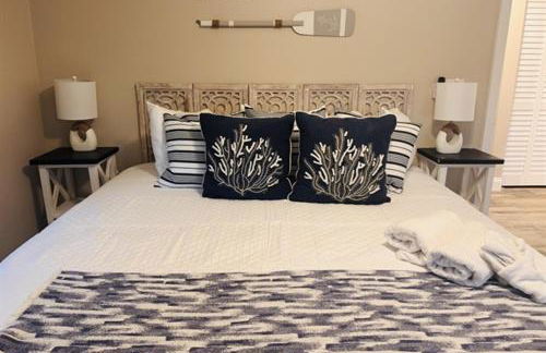 Gorgeous vacation home on the water with heated pool and sand! - Foto 19