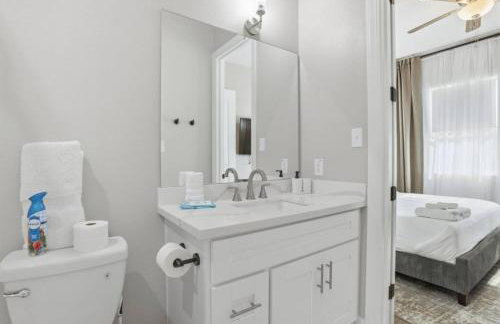 O30A Single-Story 2BR Townhome w King Beds, Workspace, Yard - Foto 10