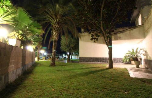 Basketball court, pool, BBQ, gardens, seaviews - Foto 2