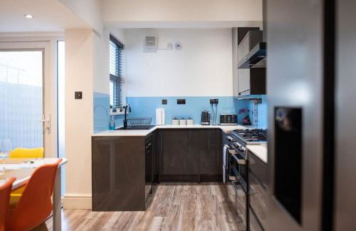 8 Bed, comfortably sleeps 10, 3 Bath house, 5 Mins Manchester Centre - Foto 2