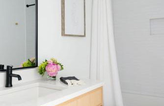 6 Bed with En Suite Baths, Host Up to 20, Rooftops, Parking, Gourmet Kitchens, Cozy Living Spaces, Skyline Views & Fire Table, Near Downtown, Distilleries & Marathon Village, High-Speed Wi-Fi, 24hr Hospitality - Foto 39