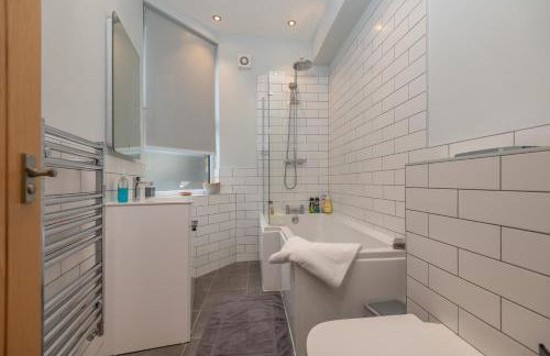 Sleeps 6 4 bedrooms 2 minute walk to the Square Hosted Happy Valley Cast - Photo 36