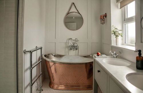 Luxury coastal retreat with sea views - Photo 11