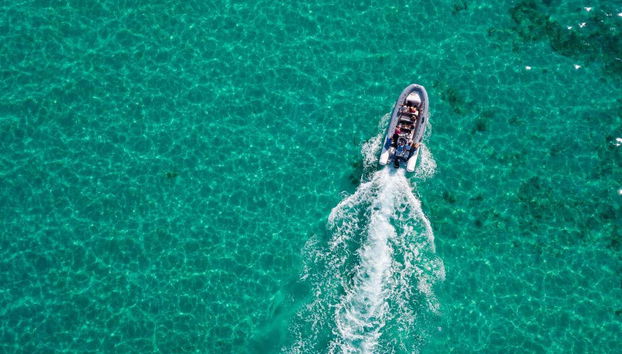 Naviguez sur des eaux cristallines