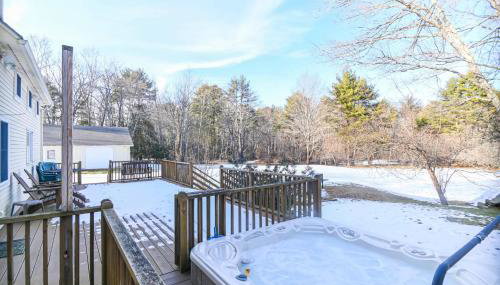4 BDR w/ Private Hot Tub, Backyard and Deck! - Foto 4
