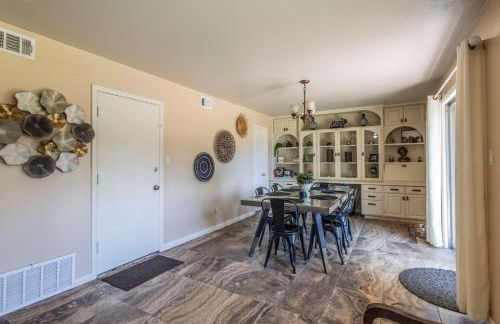 Spacious Home - Pet Friendly with Fenced Backyard - Foto 8