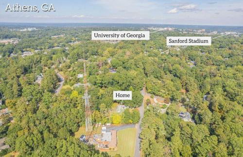 Classic City Apartment w Firepit - Photo 19