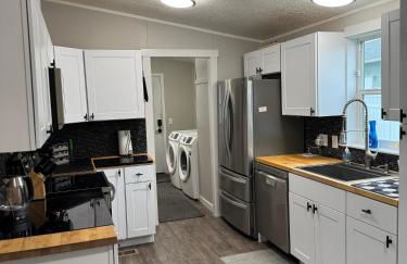 Family & Pet friendly 3 bdrm home with full kitchen and fenced yard - Foto 3