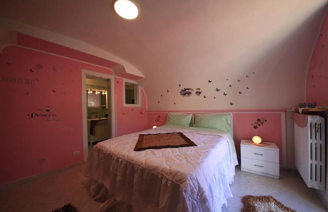 Dolls House Holiday Home - Photo 1