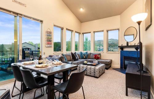 KBM Resorts Crestview Condos Spacious condo near Olympic Park with gas fireplace year-round pool hot tub city wide shuttle access. CVC-308B - Foto 19