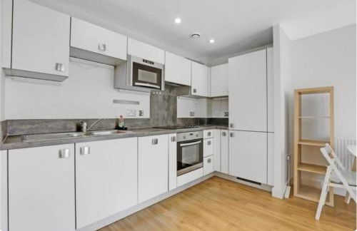 Central 1-Bed Apt for 4 Near Transport & Shops - Foto 1