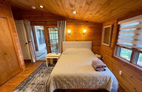 Lakefront Cabin with Hot Tub, Views & Fireplace - Foto 16