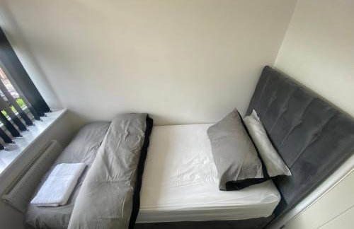 Modern 3 Bedroom Holiday Home -Jaquzzi Bath -Private Parking-suitable for contractors - Free WiFi - Foto 28
