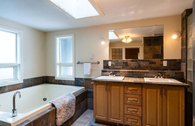 LUXURIOUS 5,500 sqft Home: 5 Br/5 Ba | PRIVATE Pool & Hot Tub | STEPS to Beach - Foto 33