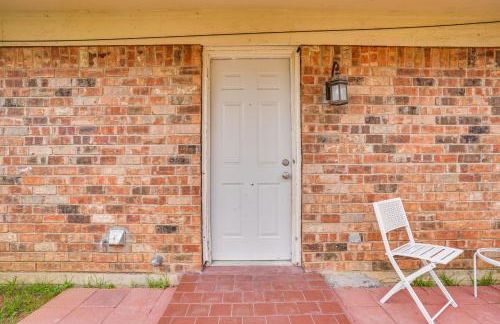 Near Globe Life and ATandT! Convenient Unit with Patio - Foto 21