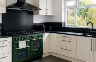 Bright Haven 6 Mins to Airport with Driveway & Garden Sleeps 7 - Foto 11