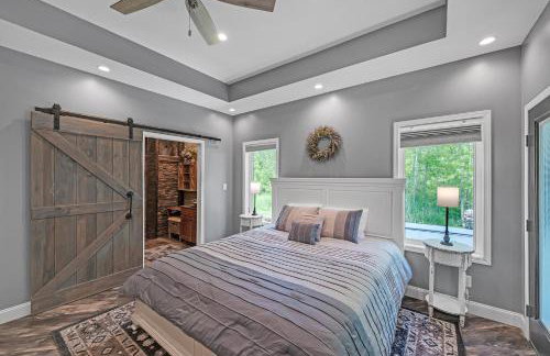 Lakeside Retreat with Hot Tub & Game Room home - Foto 31