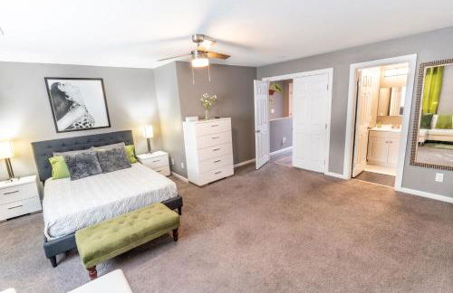 Spacious 2-Bedroom Townhouse with Pool & Private Patio in Central Las Vegas - Foto 10