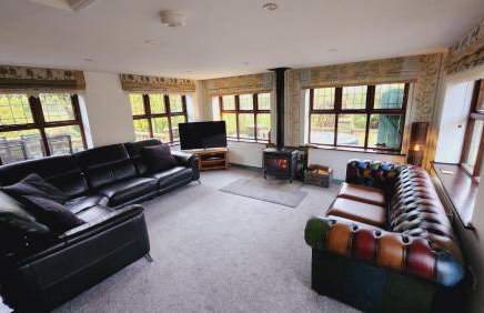 Stunning 2 Bedroom Guest House with Hot Tub - Photo 32