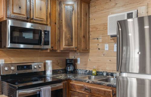 Mr Hills Mercantile Cabin with a hot tub - Photo 9