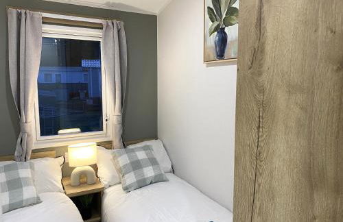 BAF Luxury Stays - Billing Aquadrome - Caravan Sleeps 8 - Photo 15