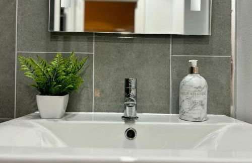 Eskdale Townhouse- Spacious 4BR ,Crawley, Free Wifi, Parking, fully equipped, contractor friendly, temporary relocations welcome, near Gatwick Airport - Foto 56